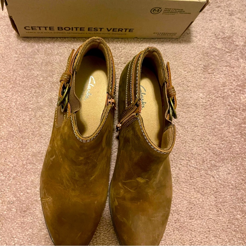 Clarks Womens Adreena Field Leather Stretch Ankle Booties Shoes, size 8.5 D